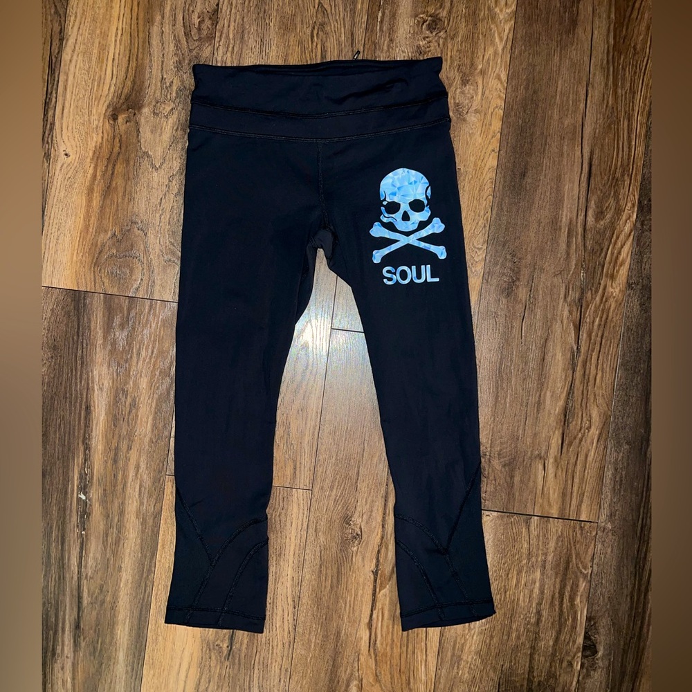 Women’s Size 4 Lululemon Skull Logo Soul 22in Inseam Cropped Capri Legging.